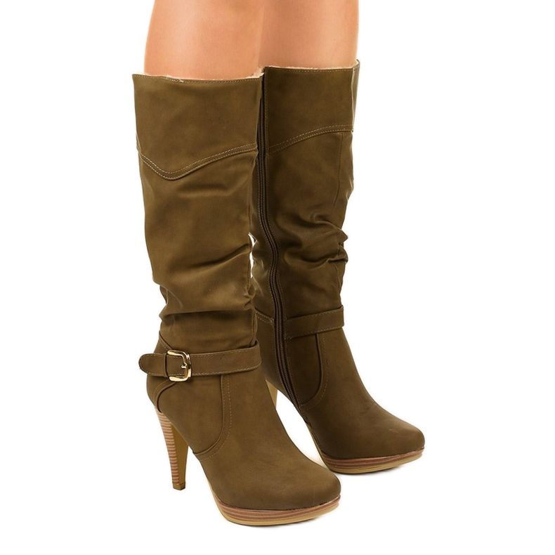 Varma stövlar på en nål från Ertris kaki grön