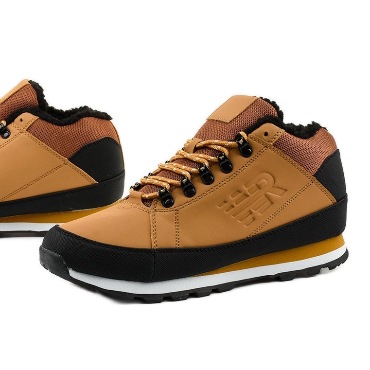 Ljusbruna isolerade herr sportskor Grifar