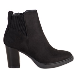 Super Mode Svarta stövlar på ett inlägg