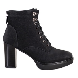 Sabatina Snörskor på ett inlägg svart