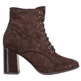 Kylie Bindade stövlar på en bar brun