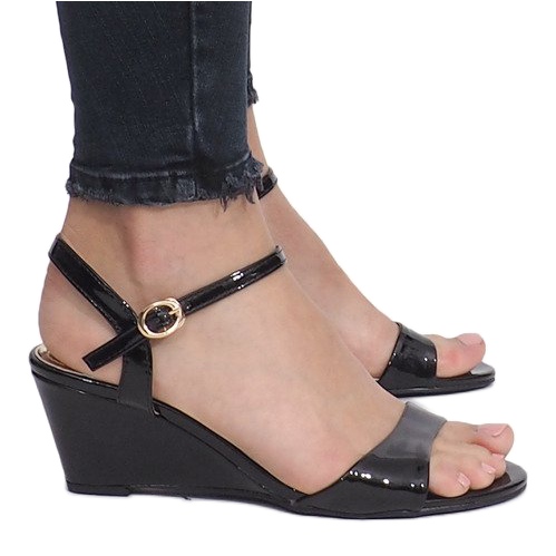 Svartlackerade sandaler på en känslig Queen -kilklack