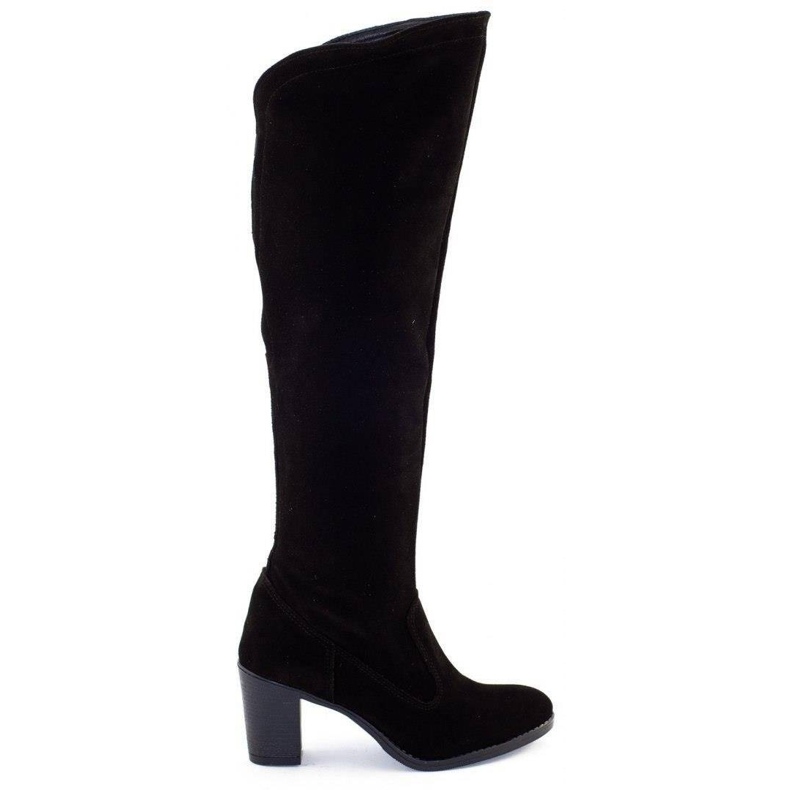 Olivier Agnes isolerade stövlar på en svart stolpe