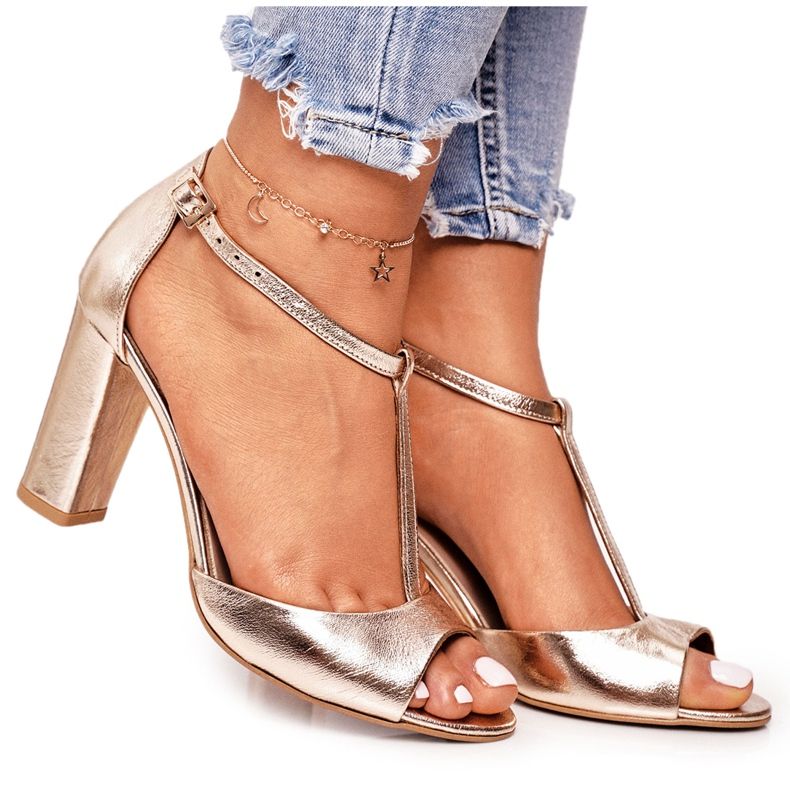 Lädersandaler på en bar Laura Messi 1916 Golden gyllene
