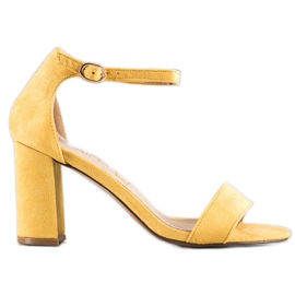 Sabatina Gula sandaler på en bar