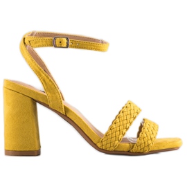 Kylie Sandaler i mocka på en bar gul