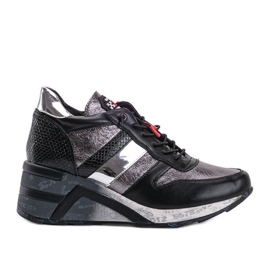 Svarta sneakers på Izabella -kilen