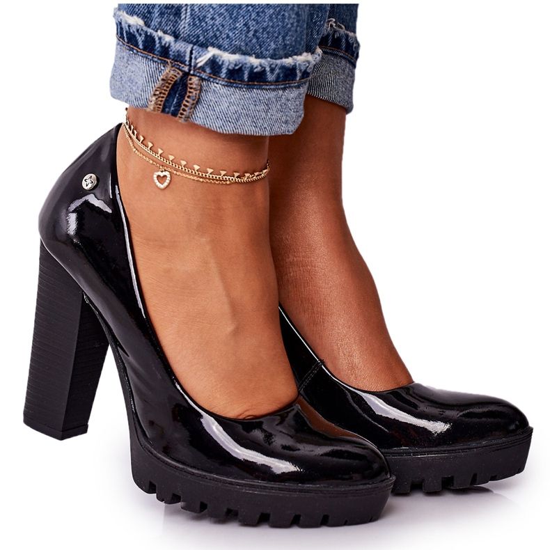 Pumpar på en bar och plattform Maciejka svartlackerad 02629-05