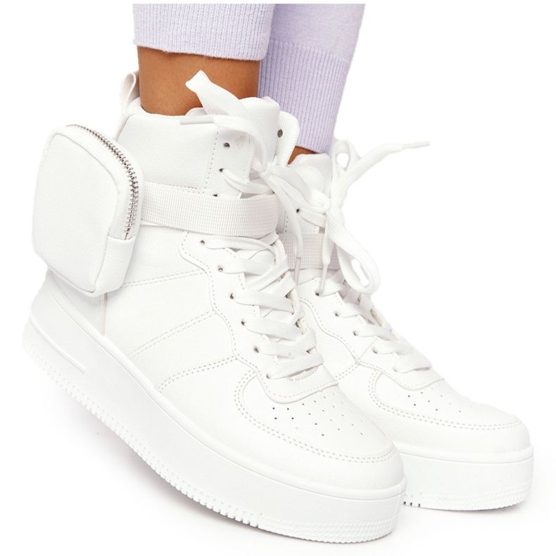 Kvinnors sportskor på en plattform med en njure i vitt Alexis