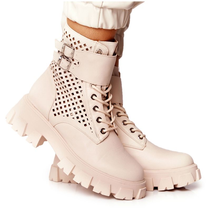 FB2 Openwork Booties -arbetare på den beige plattformen som blåsts bort