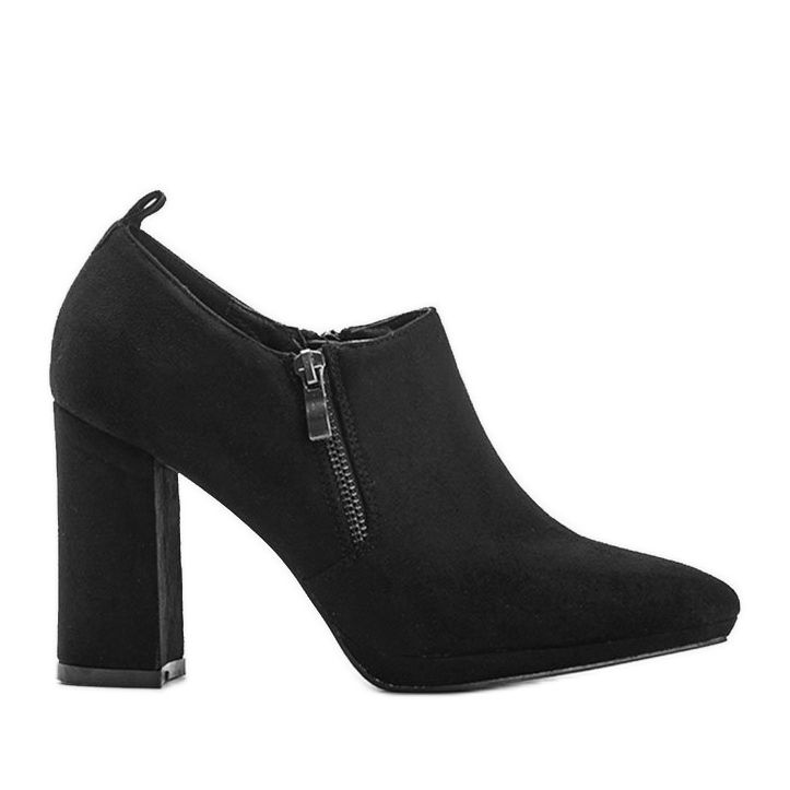 Svarta stövletter i mocka på Carl -stolpen