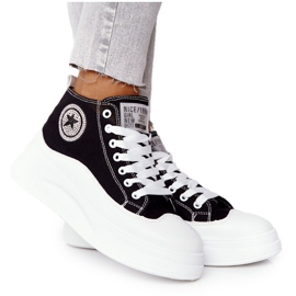 Kvinnors höga sneakers på den svarta trevliga tjejplattformen vit