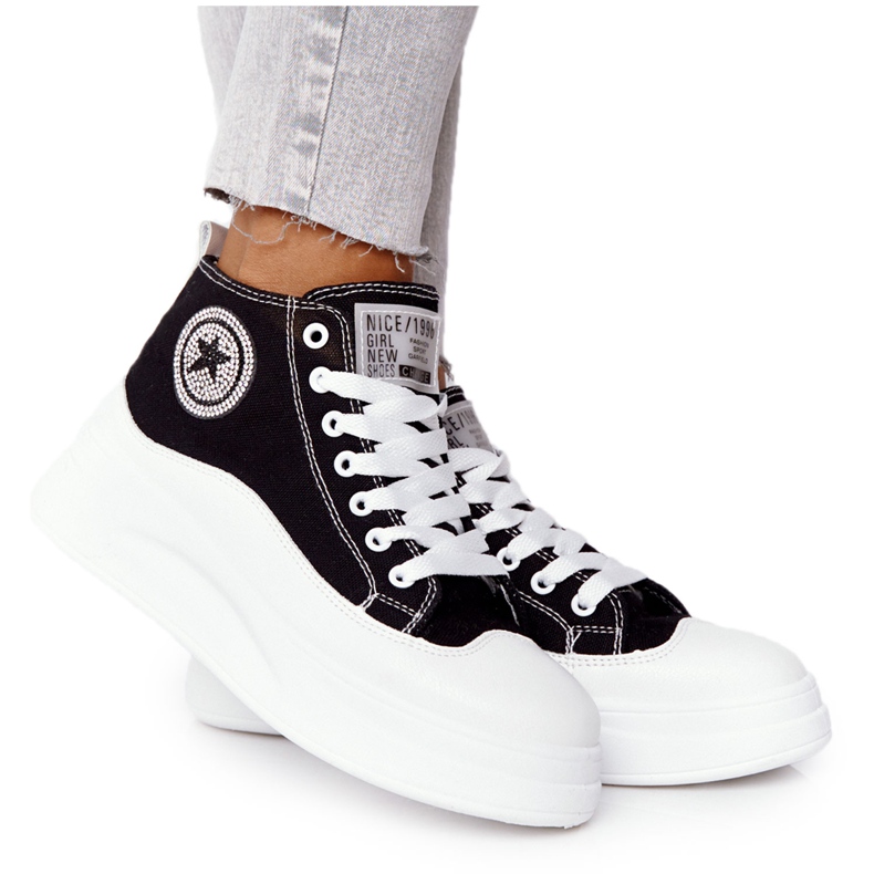 Kvinnors höga sneakers på den svarta trevliga tjejplattformen vit