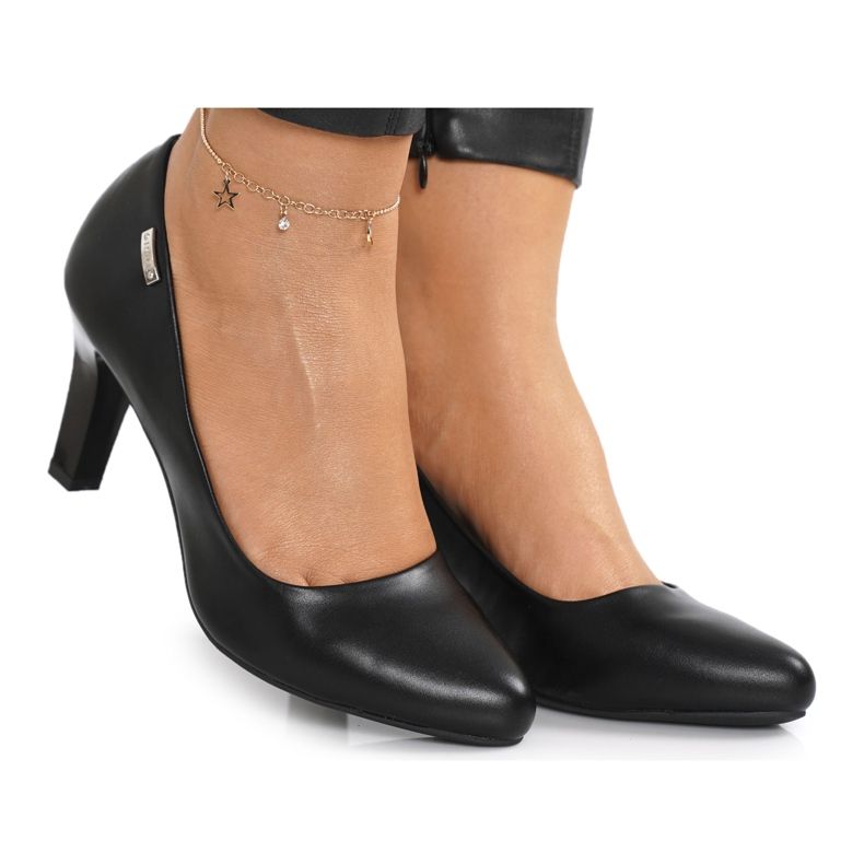 PJ1 Klassiska svarta Eleanor -pumpar på en bar