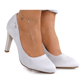 PJ1 Klassiska pumpar på en pelare mocka grå Eliana