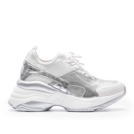 Vita och silver sneakers på en tjock Lea -sula