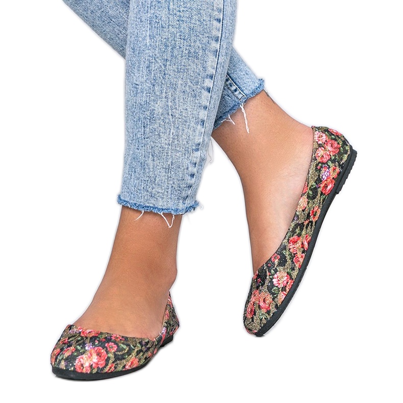 Glänsande svarta ballerinor med blommor Luz