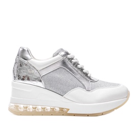 Vita och silver sneakers på Jimena kilen