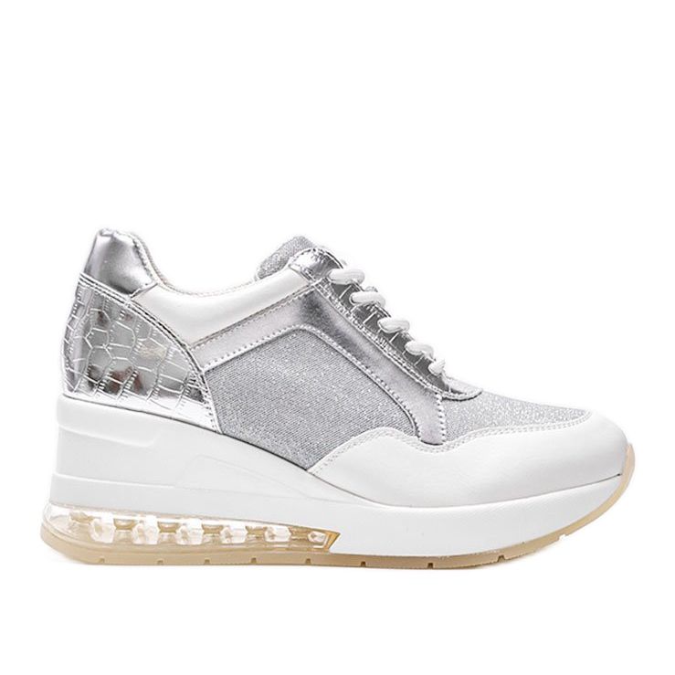 Vita och silver sneakers på Jimena kilen