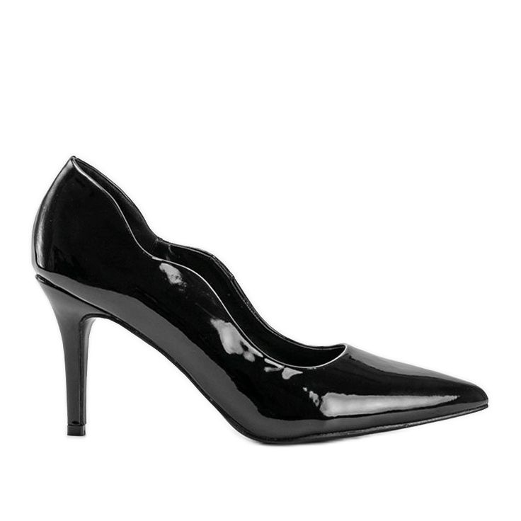 Svartlackerade pumpar på en Gina -häl