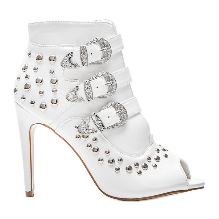 Vita pumpar på hälen på Abigail