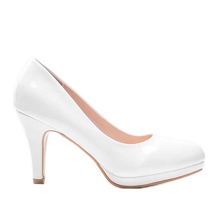 Vita pumps på Alisas häl