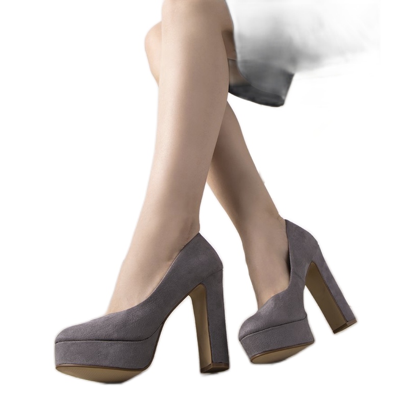 Grå höga klackar på Aisha -plattformen