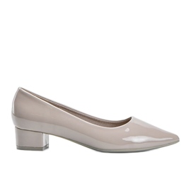 Grå pumpar lackerade på ett Anabelblock