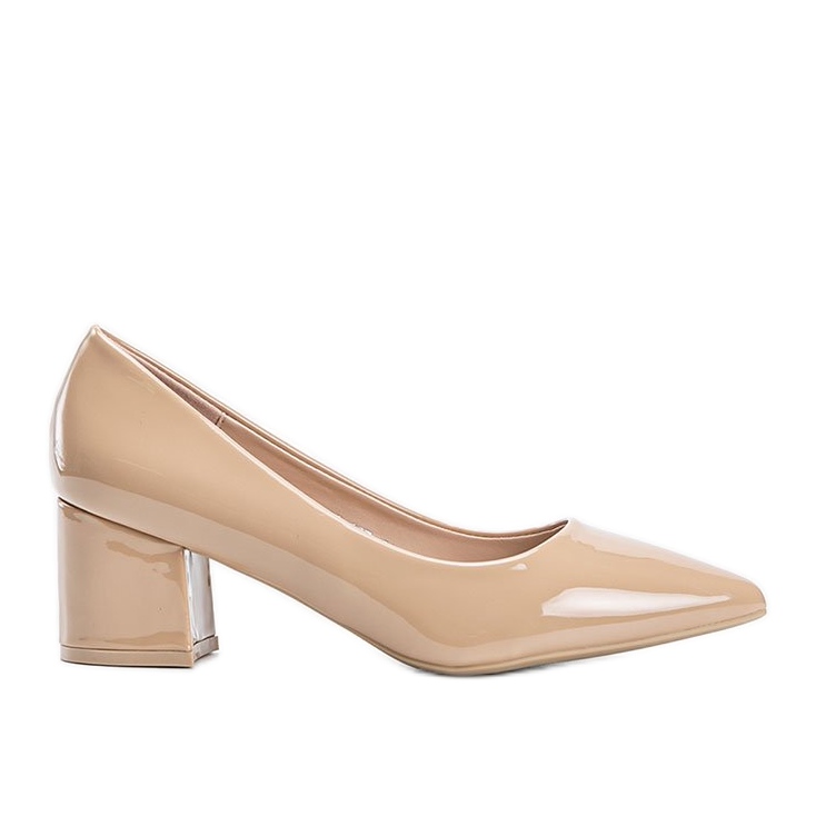 Beige pumpar lackerade på ett Damari -block