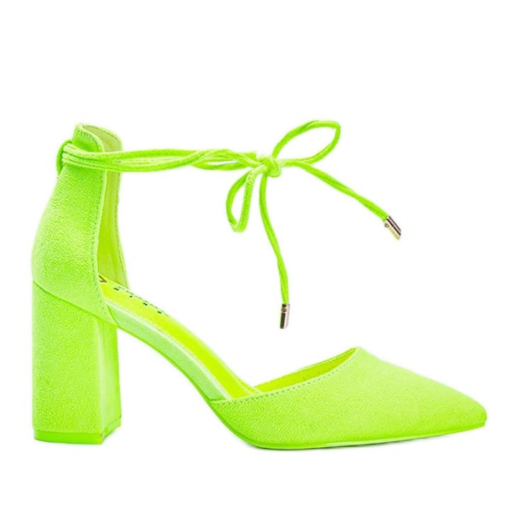 Gula snörningspumpar på Macey-stolpen