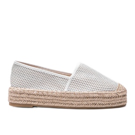 Vita espadriller på en tjock Lia -sula