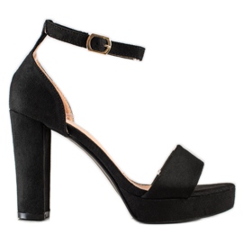 Weide Svarta sandaler på en bar