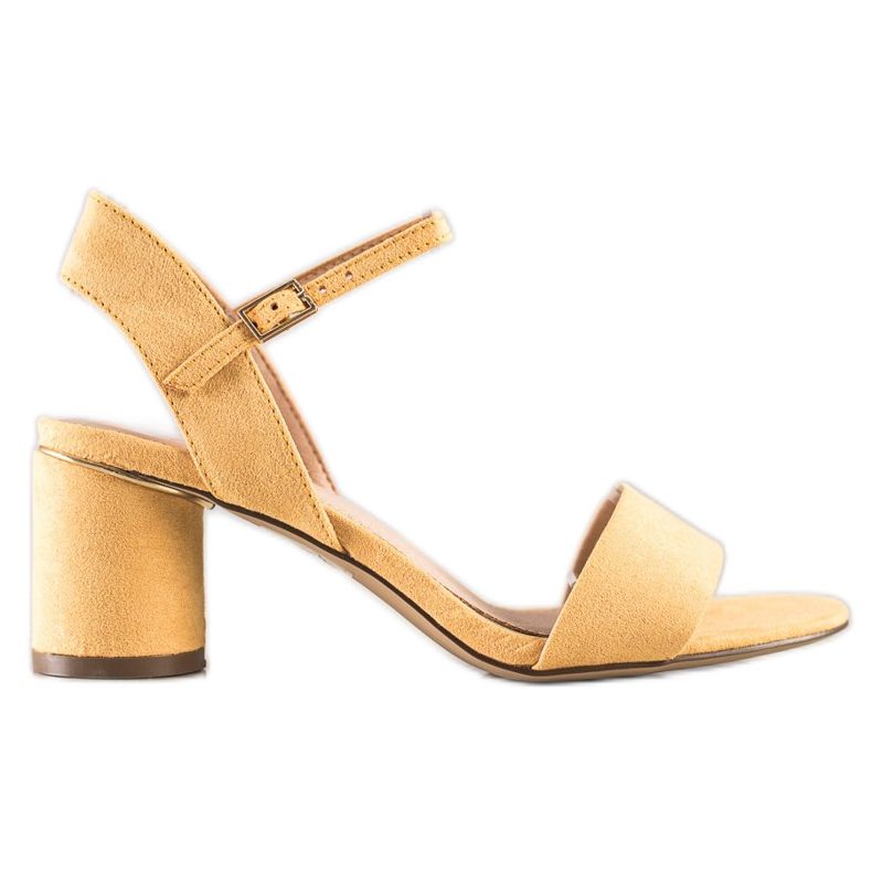 Evento Snygga sandaler på en bar gul