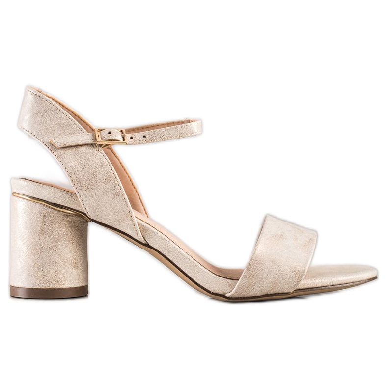 Evento Snygga sandaler på en bar beige gyllene