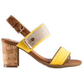 Evento Bekväma sandaler på en bar brun gul