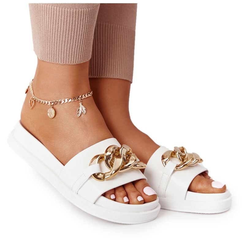 Tofflor På Plattformen Med En Kedjevit Semester gyllene