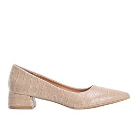 Beige pumpar på en tegelsten i Hallie ormskinnsmönster