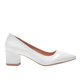 Vita pumpar lackerade på Eden -kvarteret