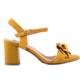 S. BARSKI Sandaler med blomma S.BARSKI. gul
