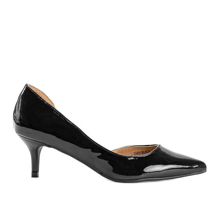 Svartlackerade pumpar på en Brita stilettklack