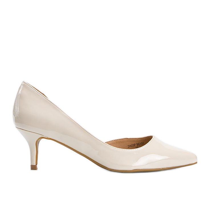 Beige lackade pumps på en Brita stilettklack