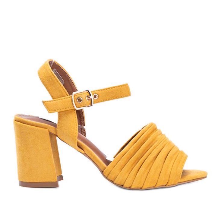 Gula sandaler på ett block av eko-mocka Aliya