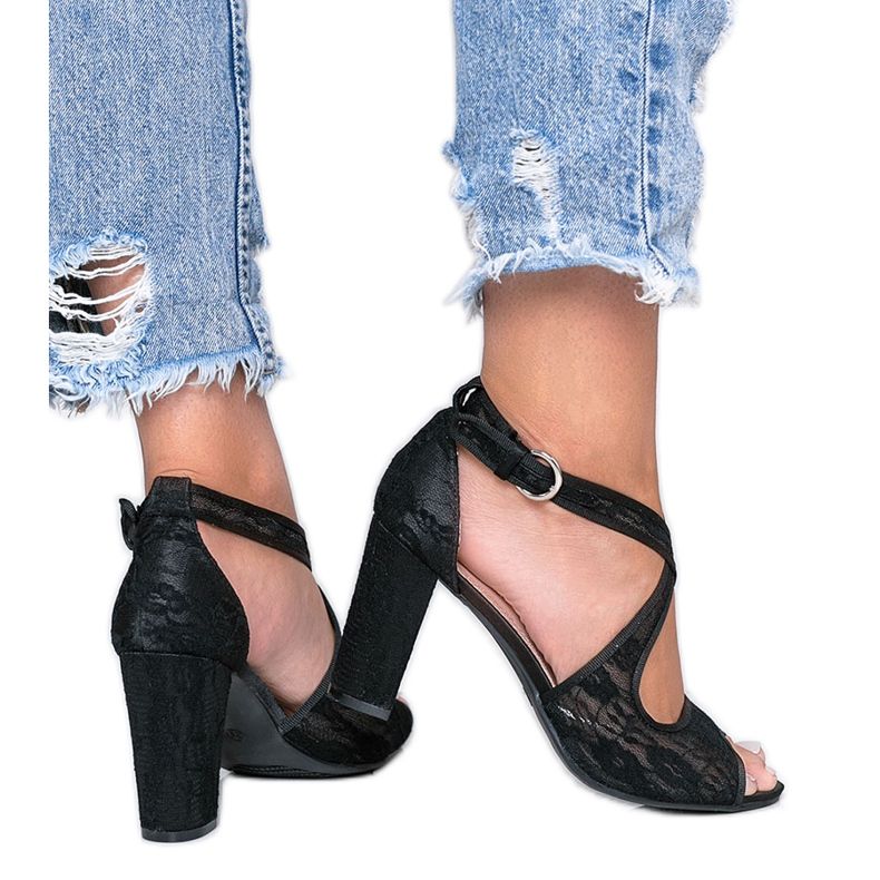 Svarta spetsskor på Beth -stolpen