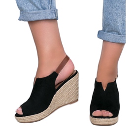 Svarta kilsandaler från Lindy