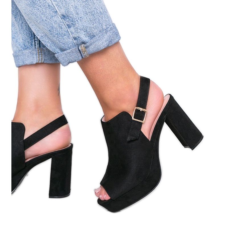 Svarta sandaler på posten som Lordly