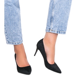 Svarta pumps på en Calla -häl