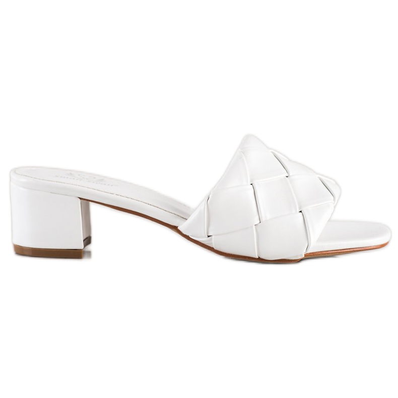 Small Swan Quiltade tofflor på ett inlägg vit