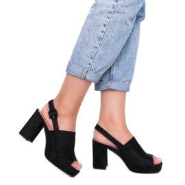 Svarta sandaler på Chikies stolpe