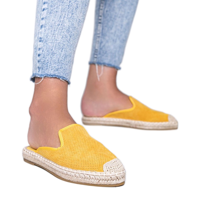 Gula flip-flops med en uppbyggd Kinshasa-front