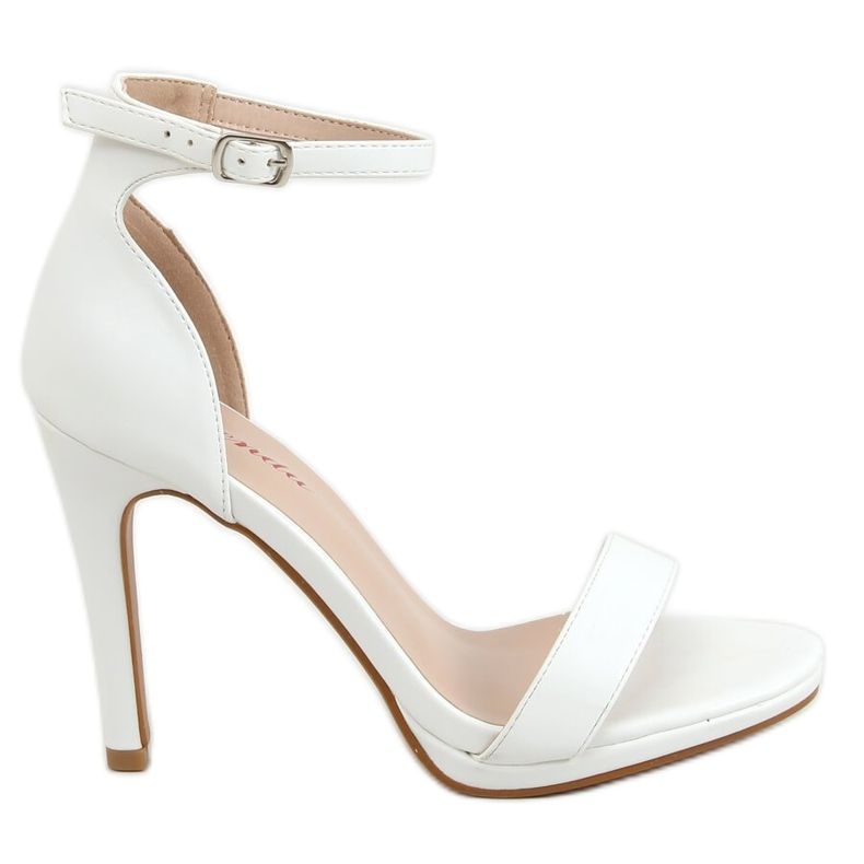 Vita sandaler på en högklackad S-835 vit